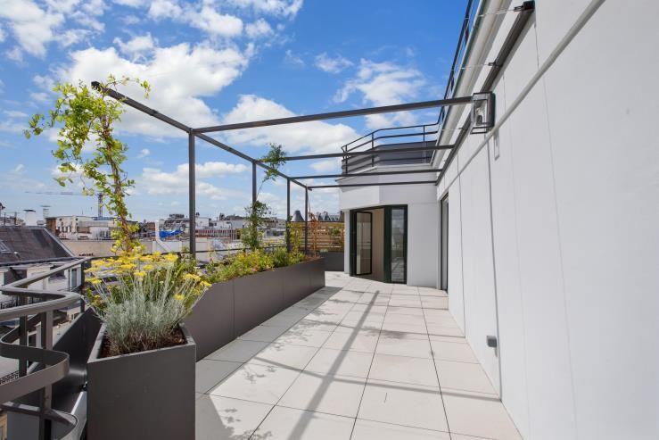 Terrasse avec vue sur la tour Eiffel — Lot 1136