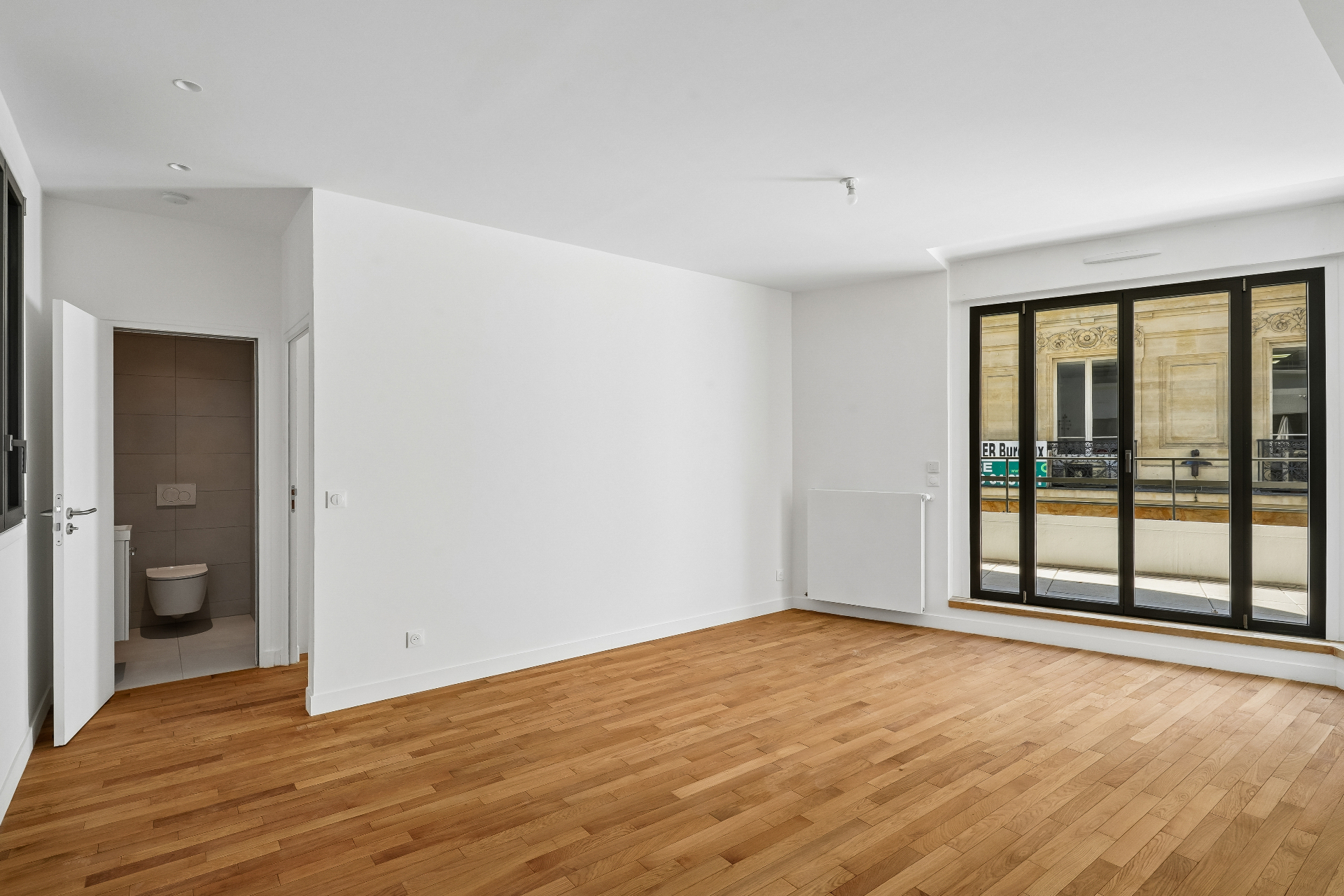 Séjour lumineux avec terrasse — Lot 1114