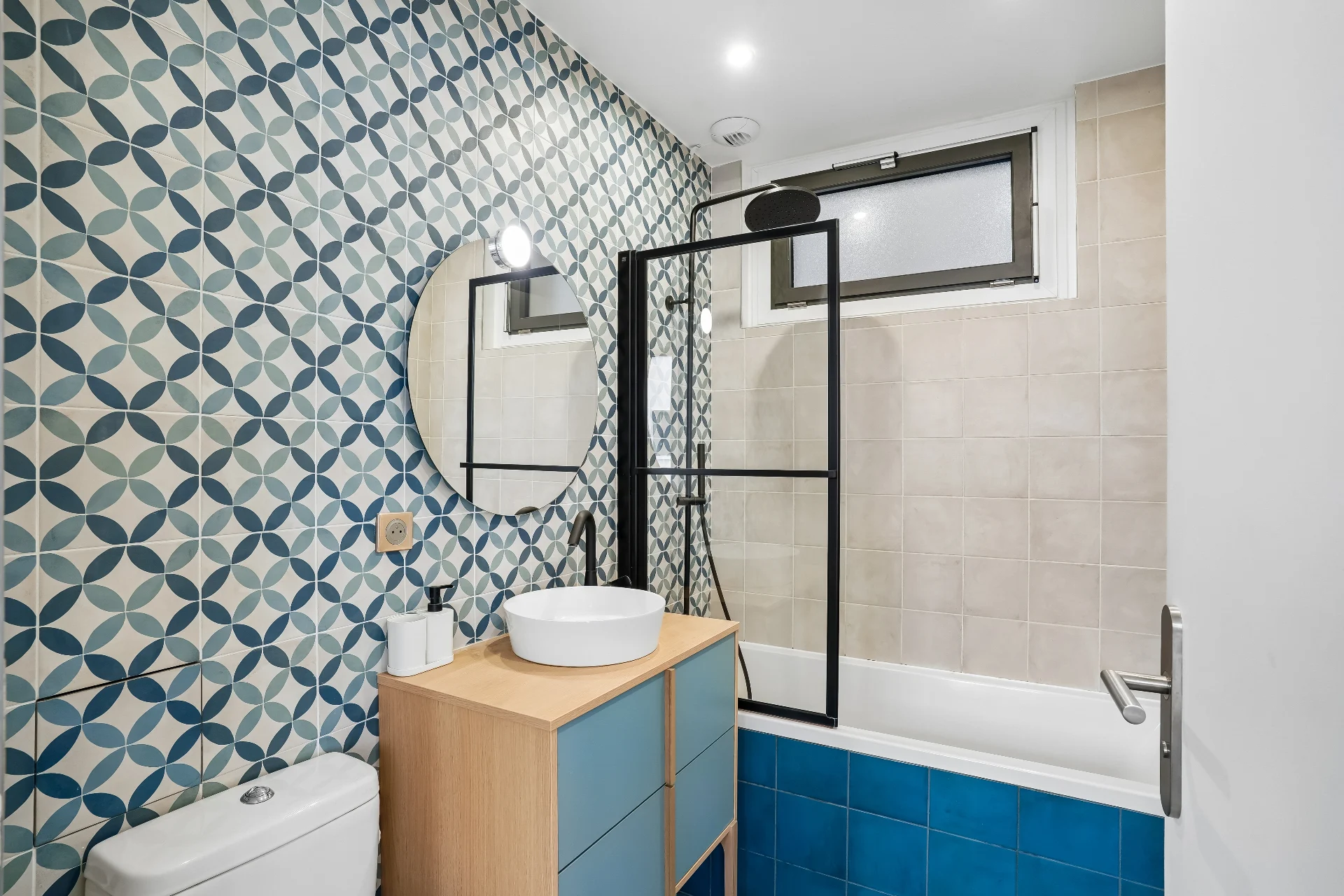 Salle de bains carreaux bleus — Lot 1265